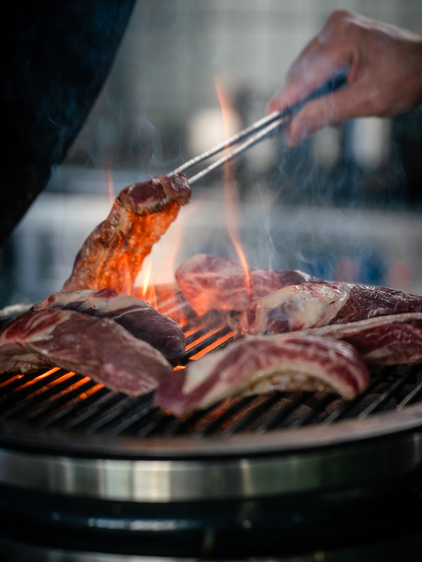 🇩🇪 Nur du, das Feuer und der Hunger 🔥🥩
🇮🇹 Solo tu, il fuoco e la fame.

#butchersofsouthtyrol #bbq #meat #handwerk #artistry #metzgersüdtirol #bettertogether