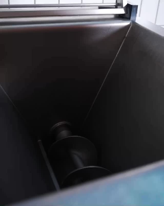 🇩🇪 Fleisch. Gewürze. Handwerk.
So wird aus Rohware Bratwurstliebe.
 
🇮🇹 Carne. Spezie. Artigianato.
Così nasce l’amore per la salsiccia dalla materia prima.
 
#butchersofsouthtyrol #bbq #meat #handwerk #artistry #metzgersüdtirol #bettertogether