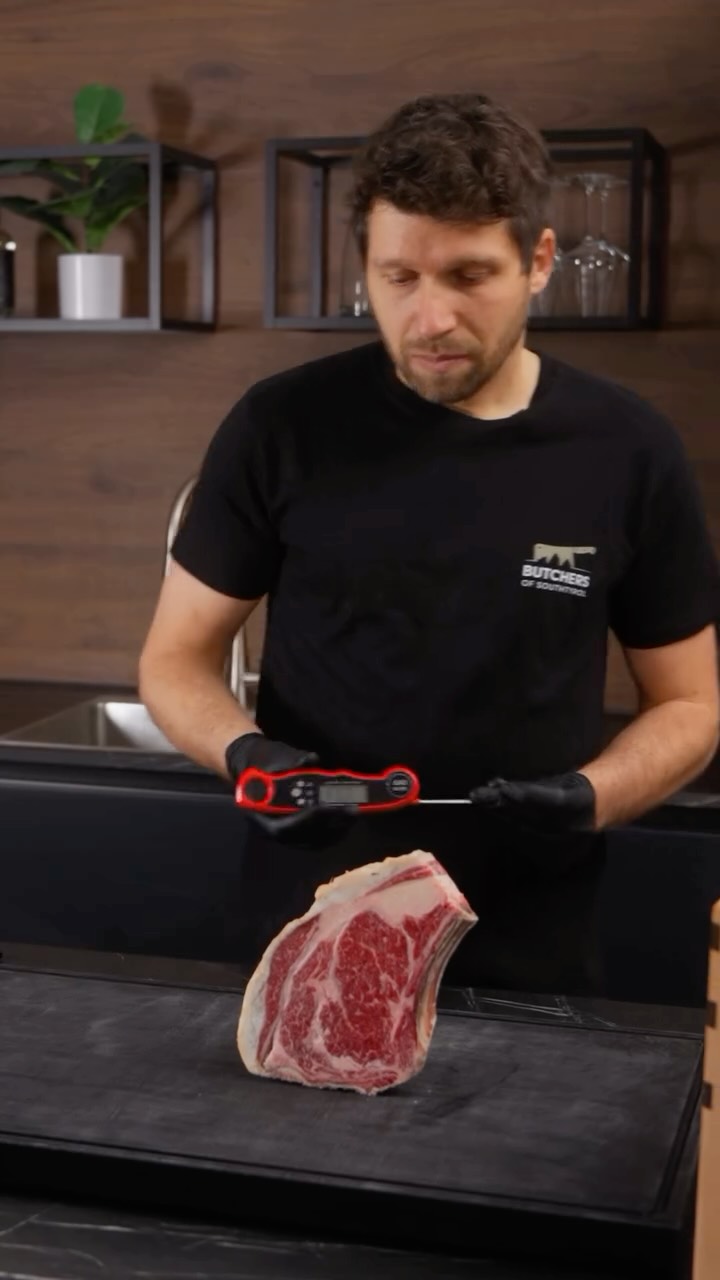 🇩🇪 Kein Raten. Kein Schneiden. Nur messen.
🇮🇹 Niente supposizioni. Niente tagli. Solo misurare.
 
#butchersofsouthtyrol #bbq #meat #handwerk #artistry #metzgersüdtirol #bettertogether