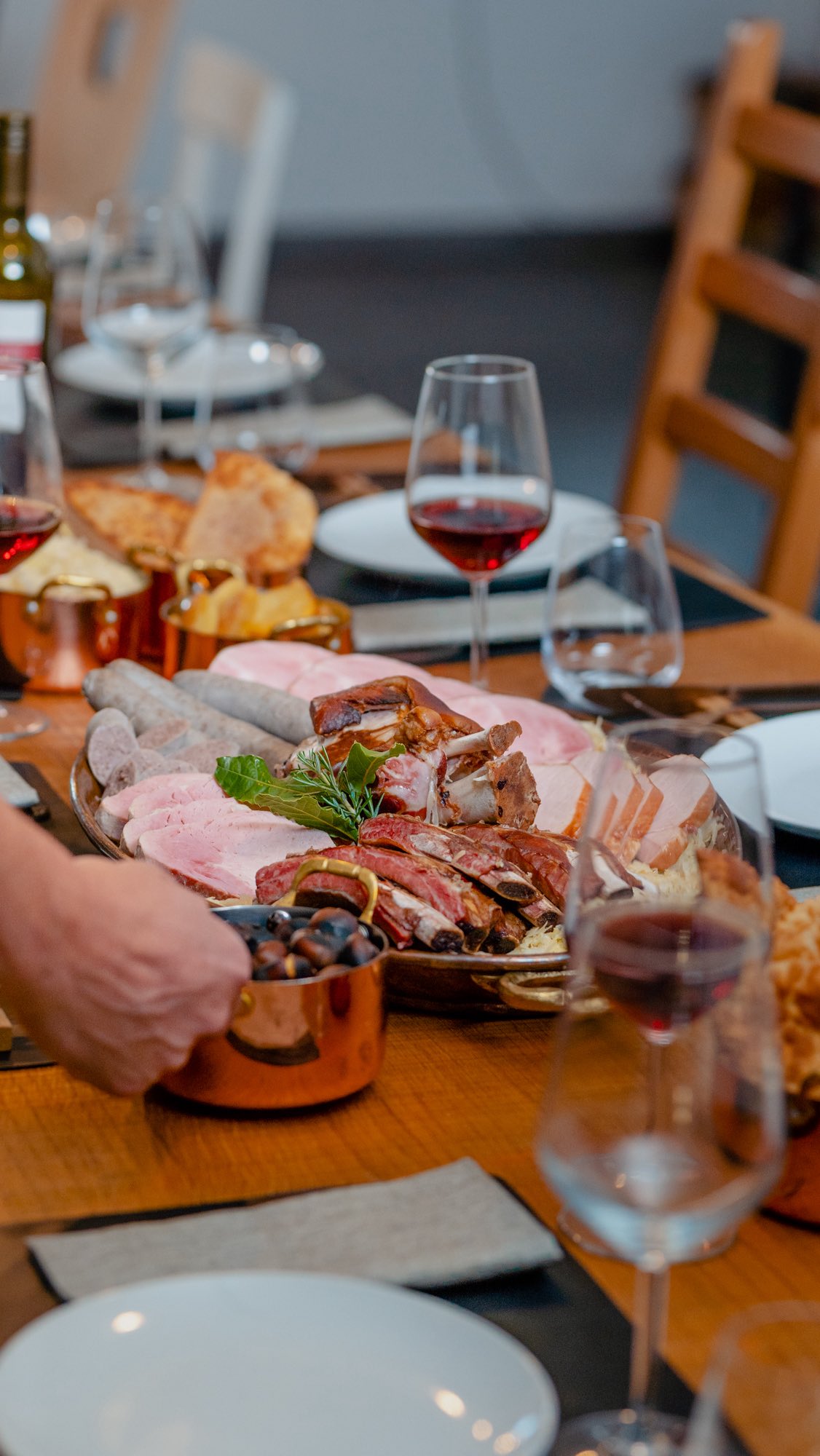 🇩🇪 Herbstzeit ist Törggelezeit. 🍷🥩🌰 Und was darf da nicht fehlen? Die Schlachtplatte. Was gehört für dich auf die perfekte Schlachtplatte? 👇
 
🇮🇹 Tempo d’autunno, tempo di Törggelen. 🍷🌰🥩
E cosa non può mancare? Il piatto misto di carne.
Cosa non deve mai mancare, secondo te, sul piatto perfetto? 👇
 
#butchersofsouthtyrol #bbq #meat #handwerk #artistry #metzgersüdtirol #bettertogether