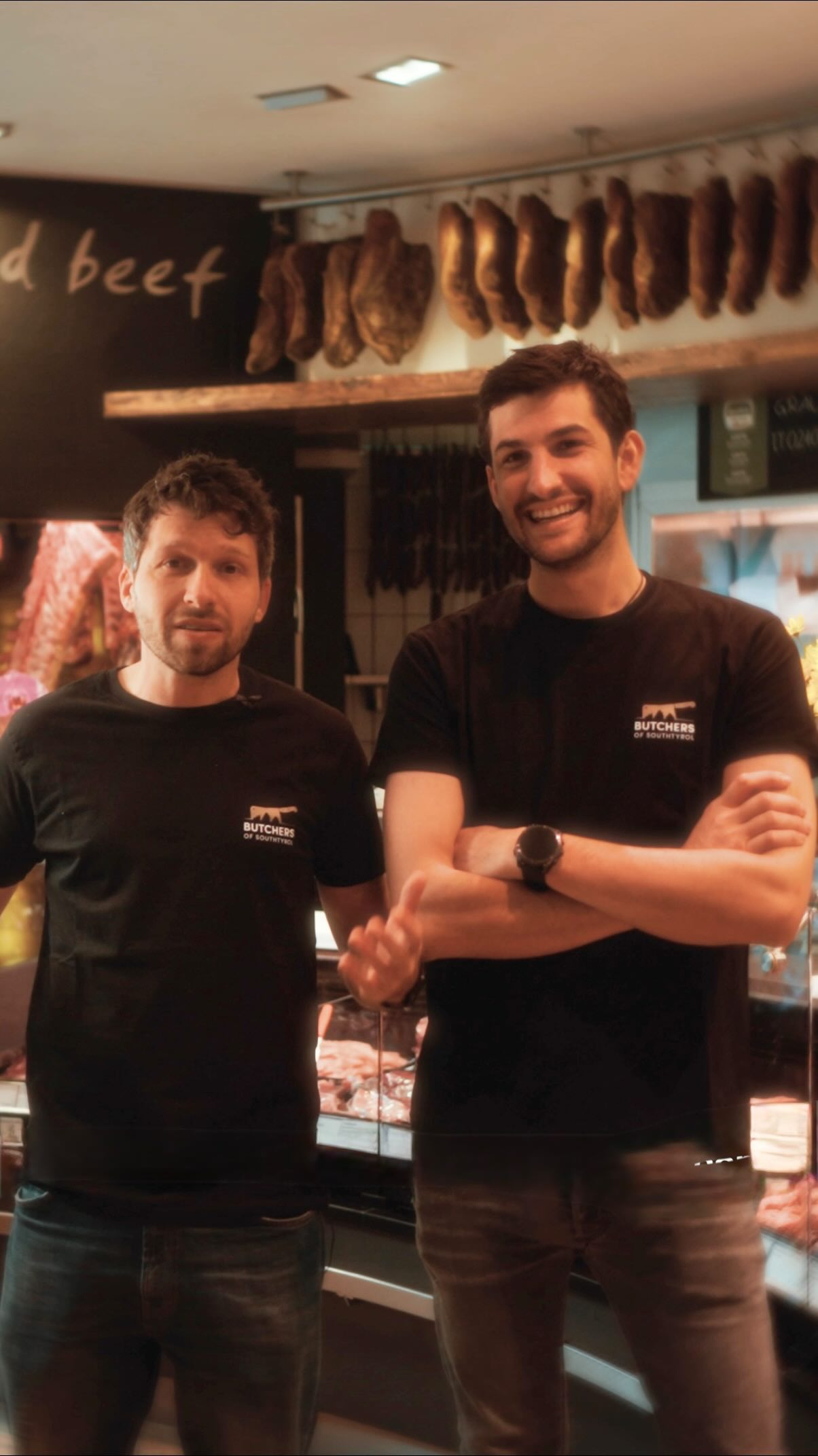 🇩🇪 Nächste Woche geht’s los. 🔥 Wir stellen euch die Butchers of Southtyrol vor – einer nach dem anderen. Bist du schon dabei? 🫵🥩🔪 

PS: Wer Hannes kennt, weiß: Er ist seiner Zeit voraus 😅 👉 2026
 
🇮🇹 La prossima settimana si parte. 🔥 Vi presentiamo i Butchers of Southtyrol 2025/26 – uno dopo l’altro. Sei già dei nostri? 🫵🥩🔪

#butchersofsouthtyrol #bbq #meat #handwerk #artistry #metzgersüdtirol #bettertogether
